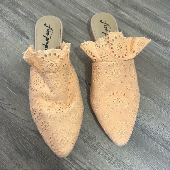 Free People Eyelet Ruffle Sienna Slip on Mule Flat Like New - Picture 2 of 9
